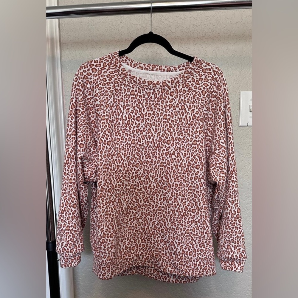 Lou and gray Leopard sweater size small